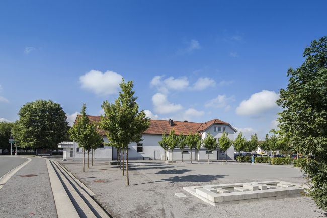 Vereinshausplatz mit Brunnen