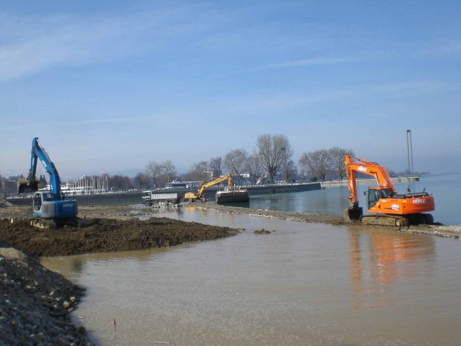 Ufergestaltung Pipeline Bregenz: Schüttung der Berme bzw. Baustraße im See